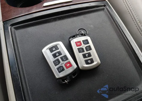 2013 Toyota Sienna Xle V6 8 Passenger z USA, uszkodzony, nr VIN 5TDYK3DC8DS310192